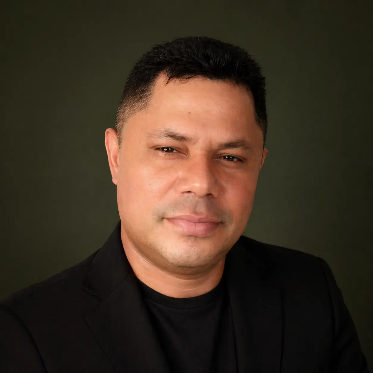 Adriano Fernandes, corretor de imóveis, CRECI 15.608