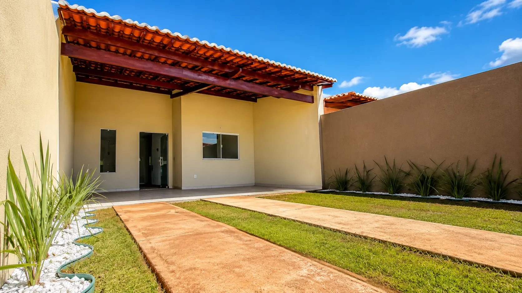 Fachada da casa no Residencial Terra Nova em Juazeiro do Norte